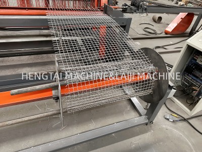 Crimped mesch machine