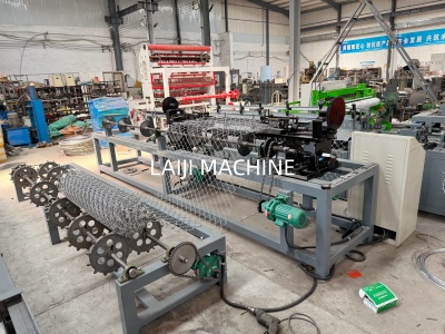 Fully automatic sinlge wire chain link fence machine